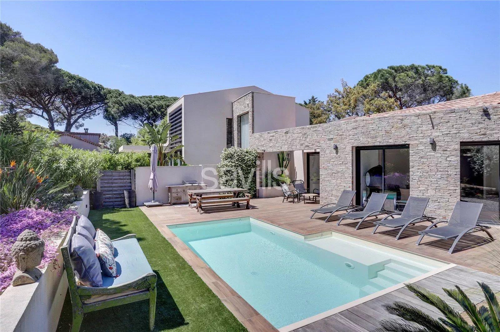 Villa à Saint-Tropez, située dans un domaine privé proche des plages.