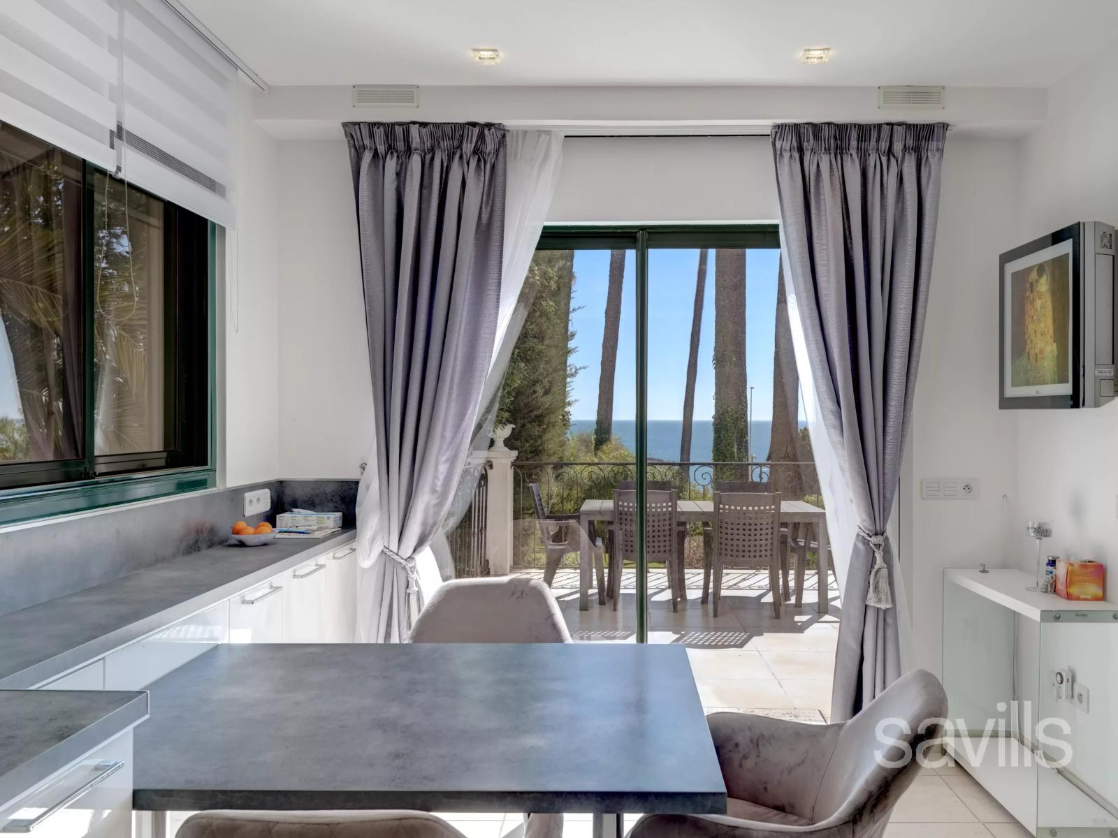 Récemment rénovée - vue carte postal sur mer et palmiers