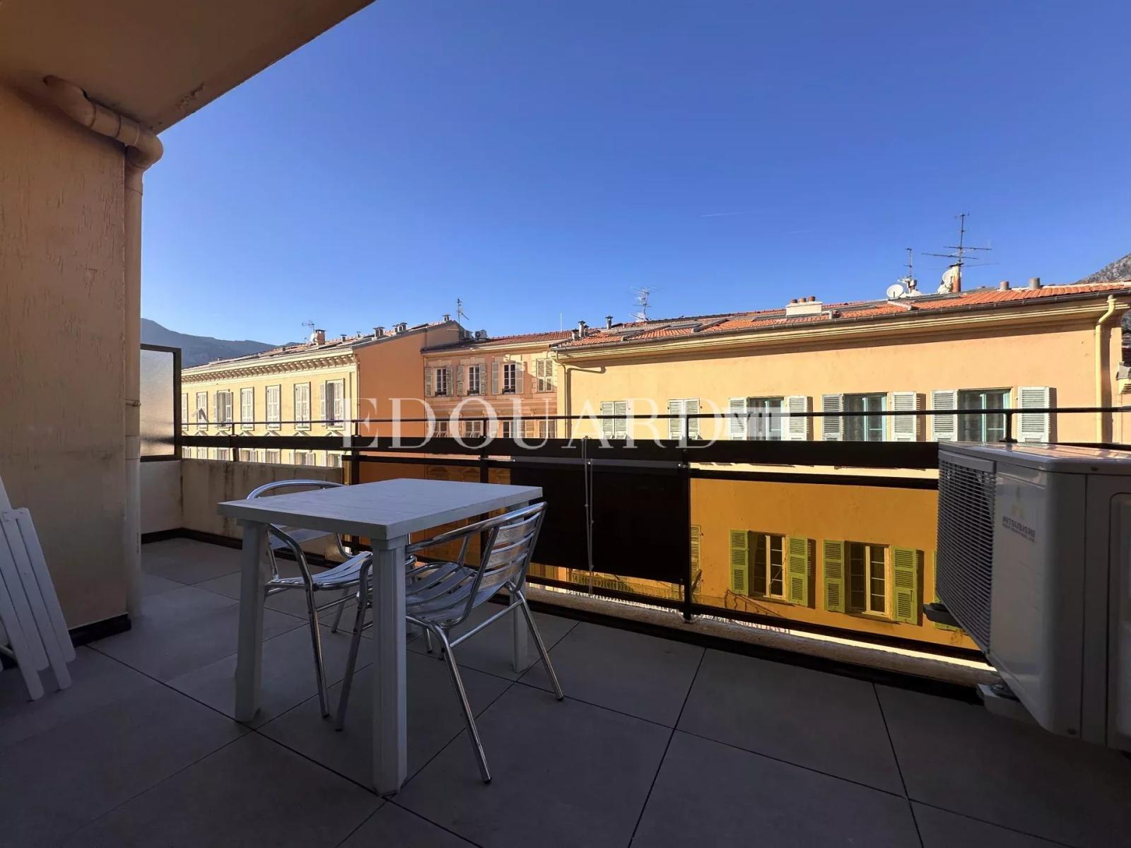 En exclusivité deux pièces en bon état avec terrasse, dans bel immeuble recent en plein centre de Menton