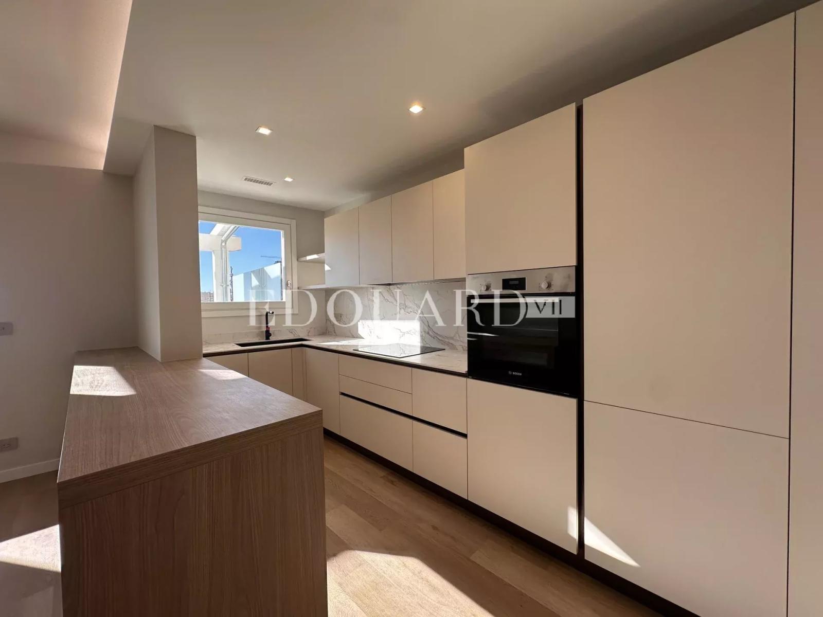 Superbe quatre pièces soigneusement rénové avec vastes terrasses, jardin, vue mer panoramique et parking