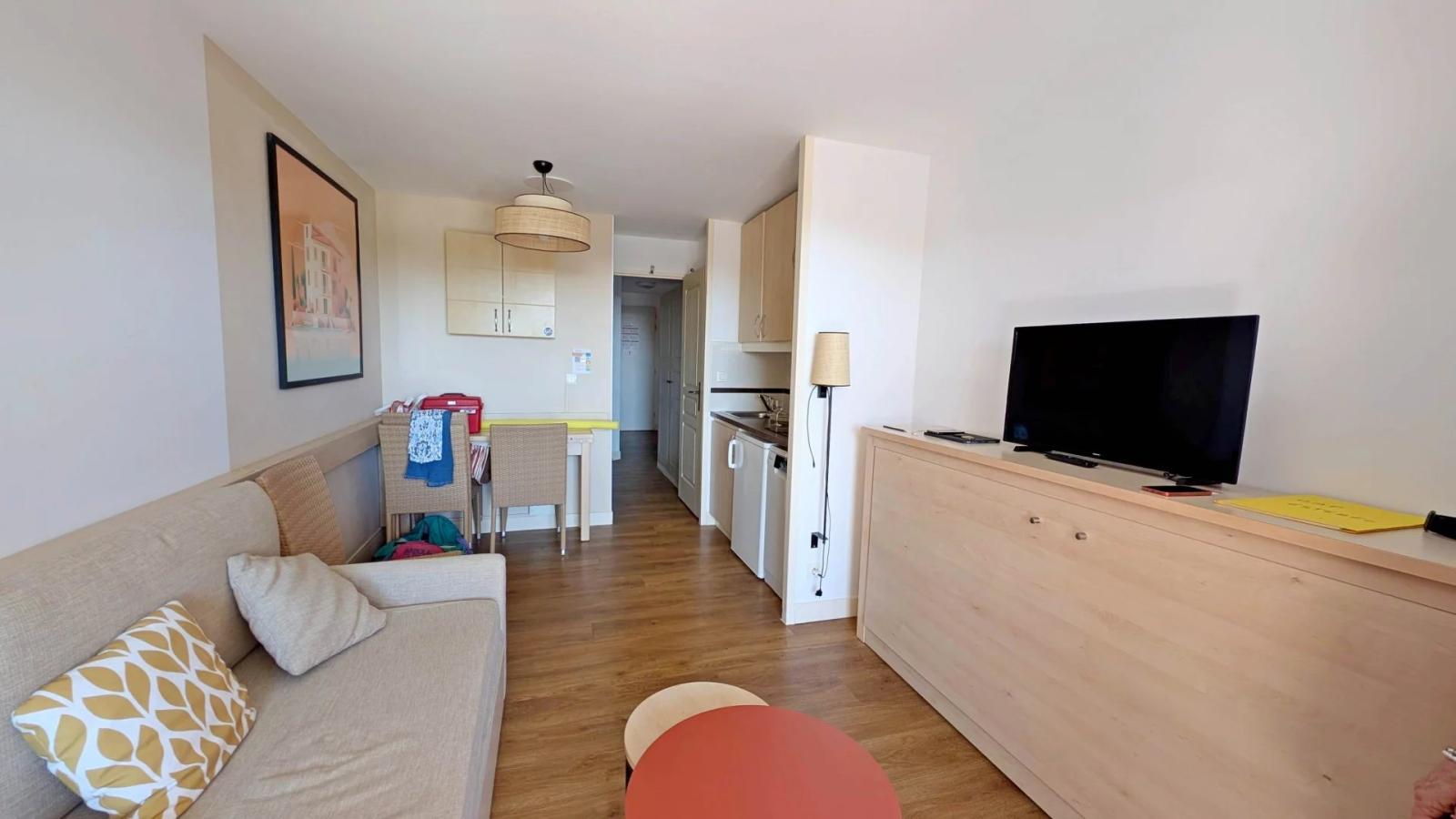 A VENDRE AGAY CAP ESTEREL LE VILLAGE 2 PIECES VUE MER. PARKING