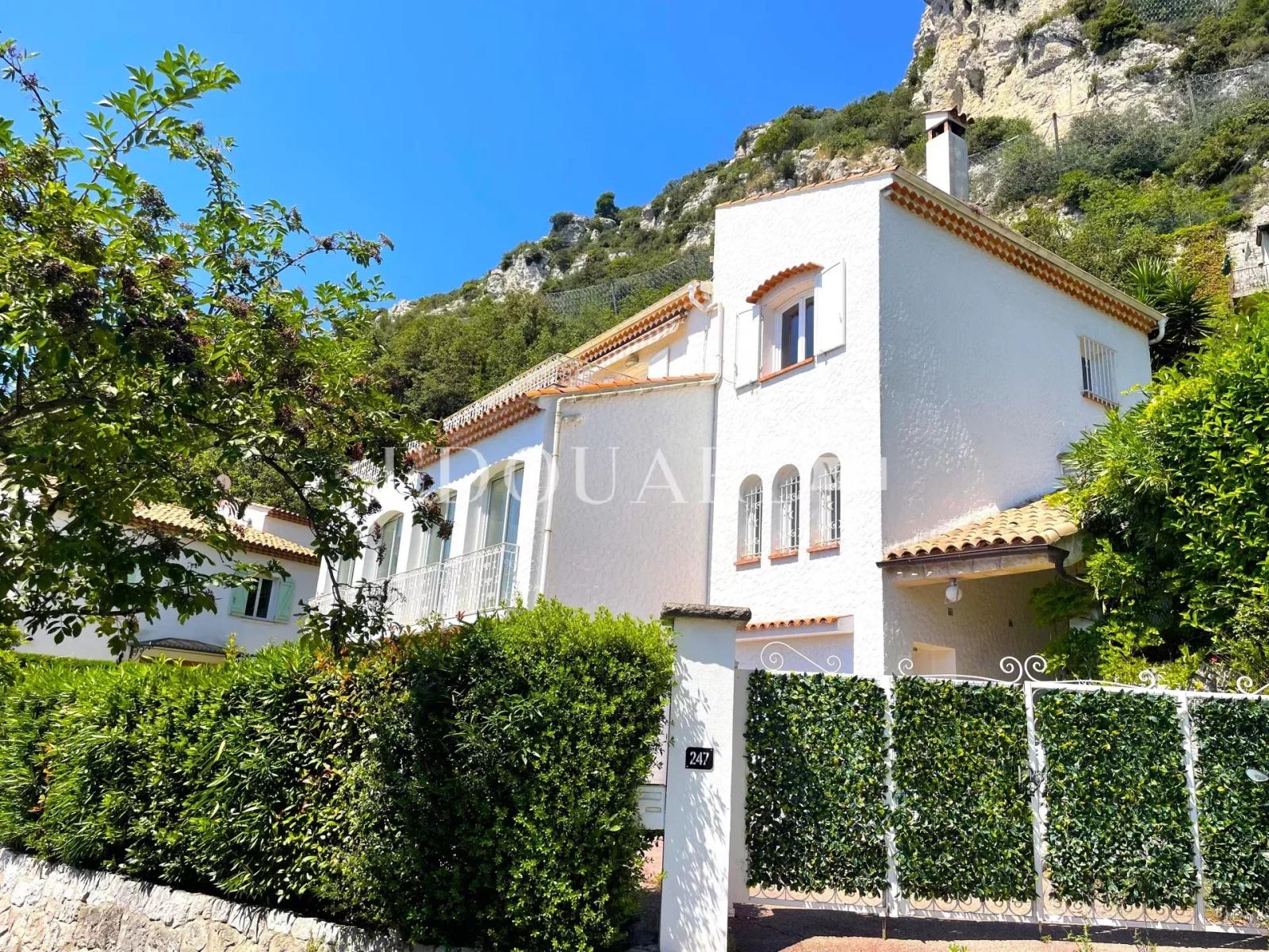 Villa à vendre avec belle vue panoramique sur la mer, grand jardin et deux parkings