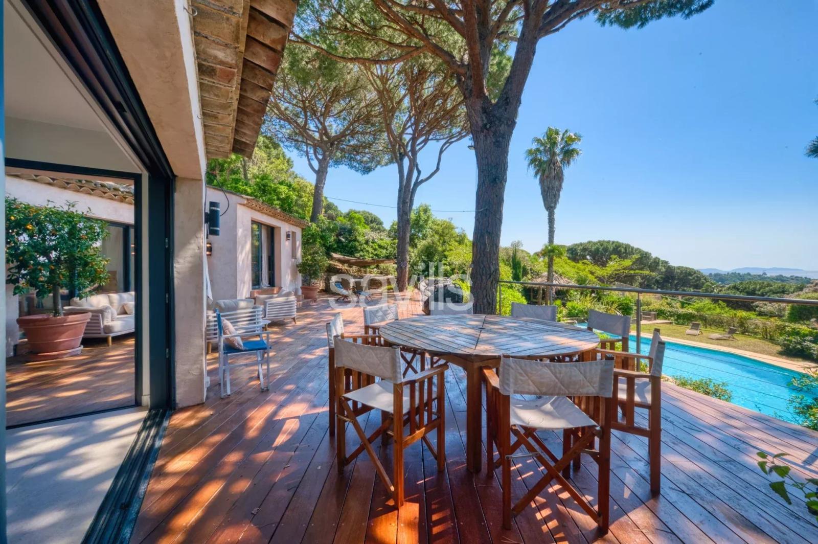 Villa contemporaine six chambres et piscine chauffée