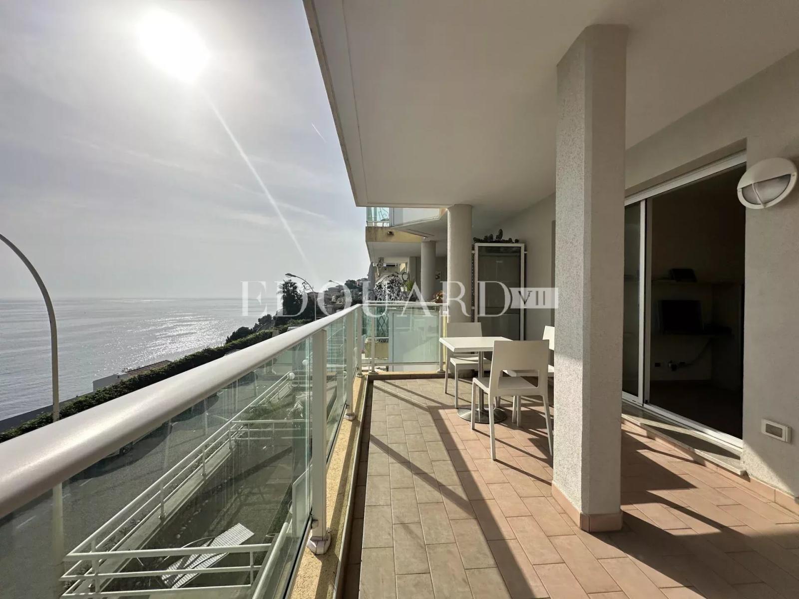 En exclusivité deux pièces avec terrasse, magnifique vue mer panoramique et spacieux parking