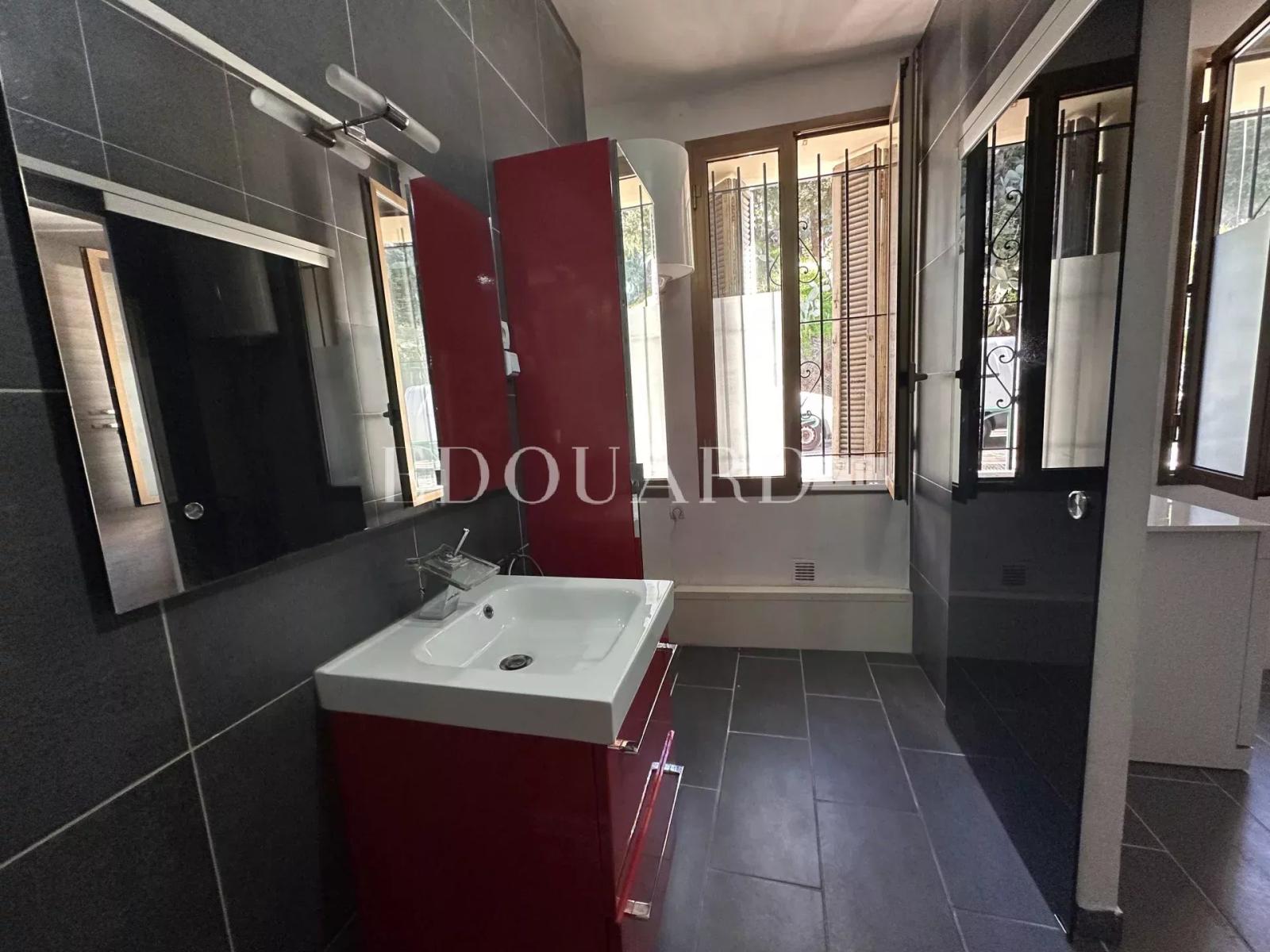 Trois pièces à vendre sur la commune de Menton, proche de de tous les commerces et de la Gare Routière