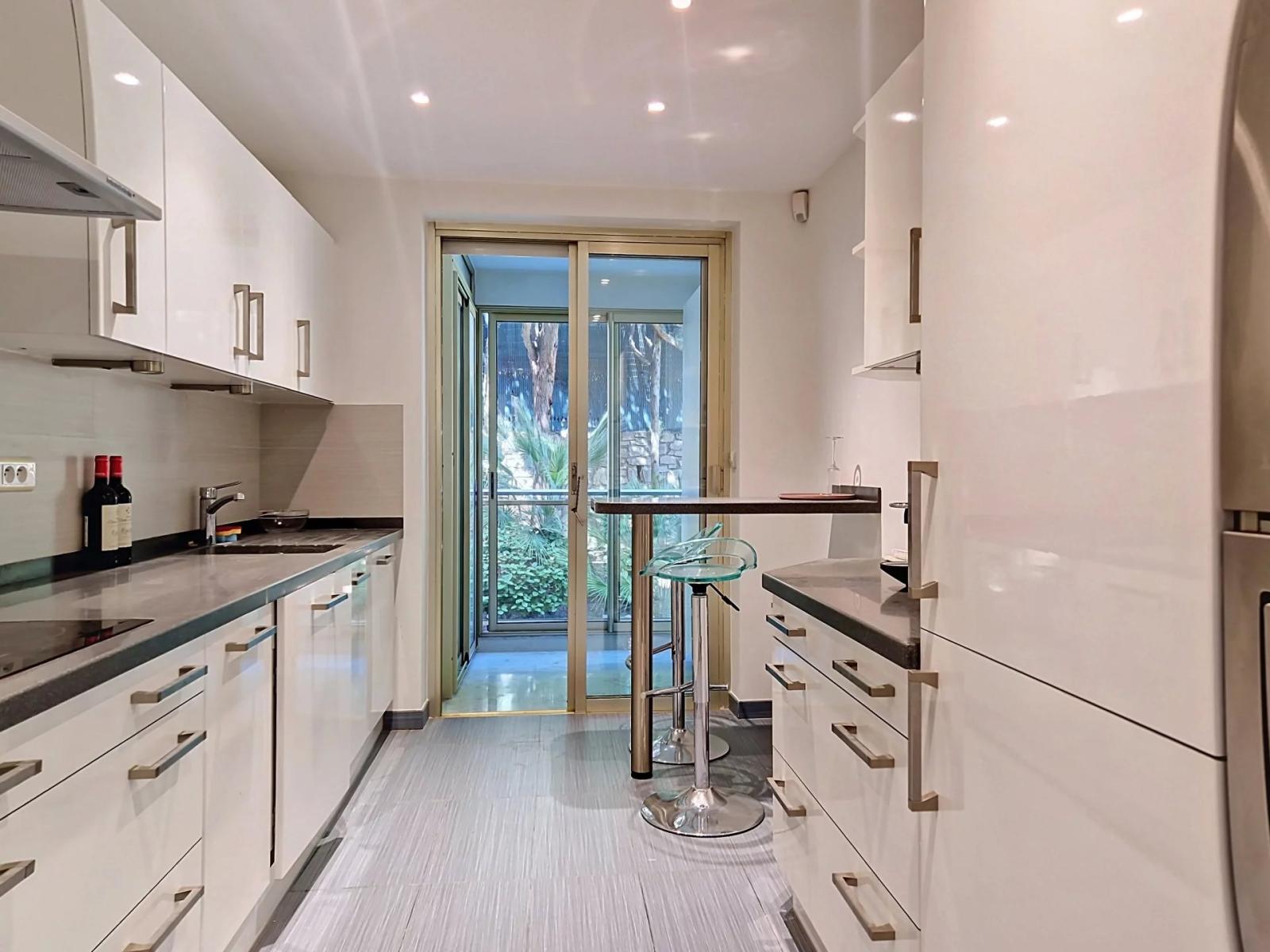 LE CANNET COLLINES - GRAND APPARTEMENT T4 TRAVERSANT - PLEINE VUE MER
