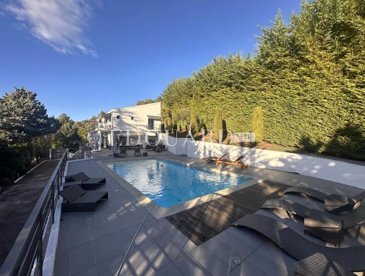 Villa d'exception sur la commune de Saint-Martin de Peille, proche de la Principauté de Monaco