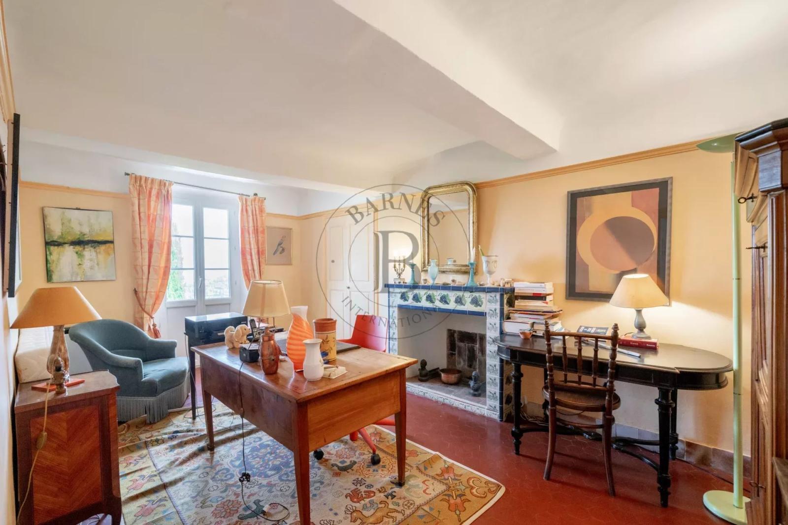 MOUGINS – VILLA EN PIERRE – VUE COLLINES ET MER