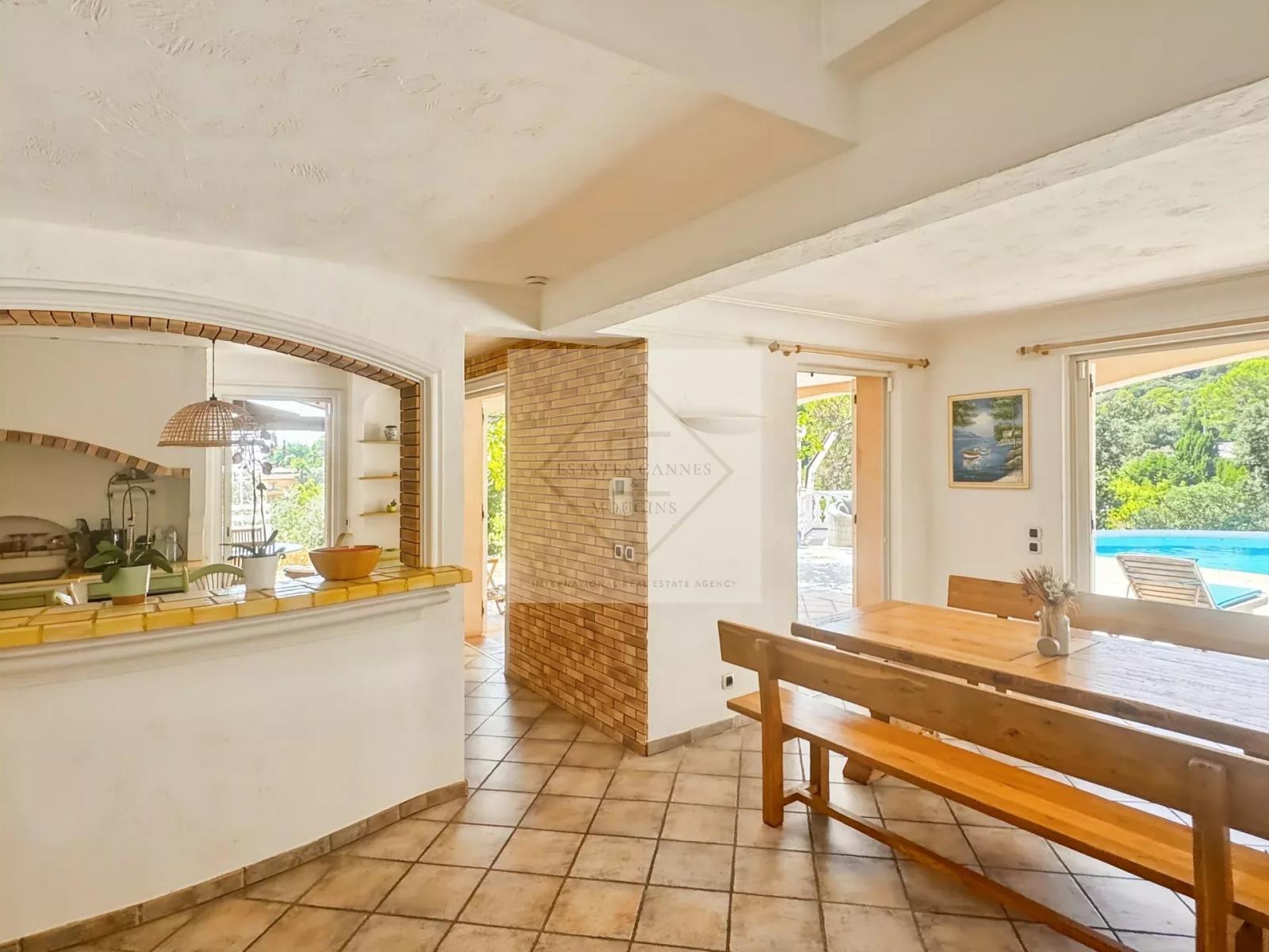 À VENDRE – VILLA DE CHARME VUE MER À ANTIBES, CALME ABSOLU