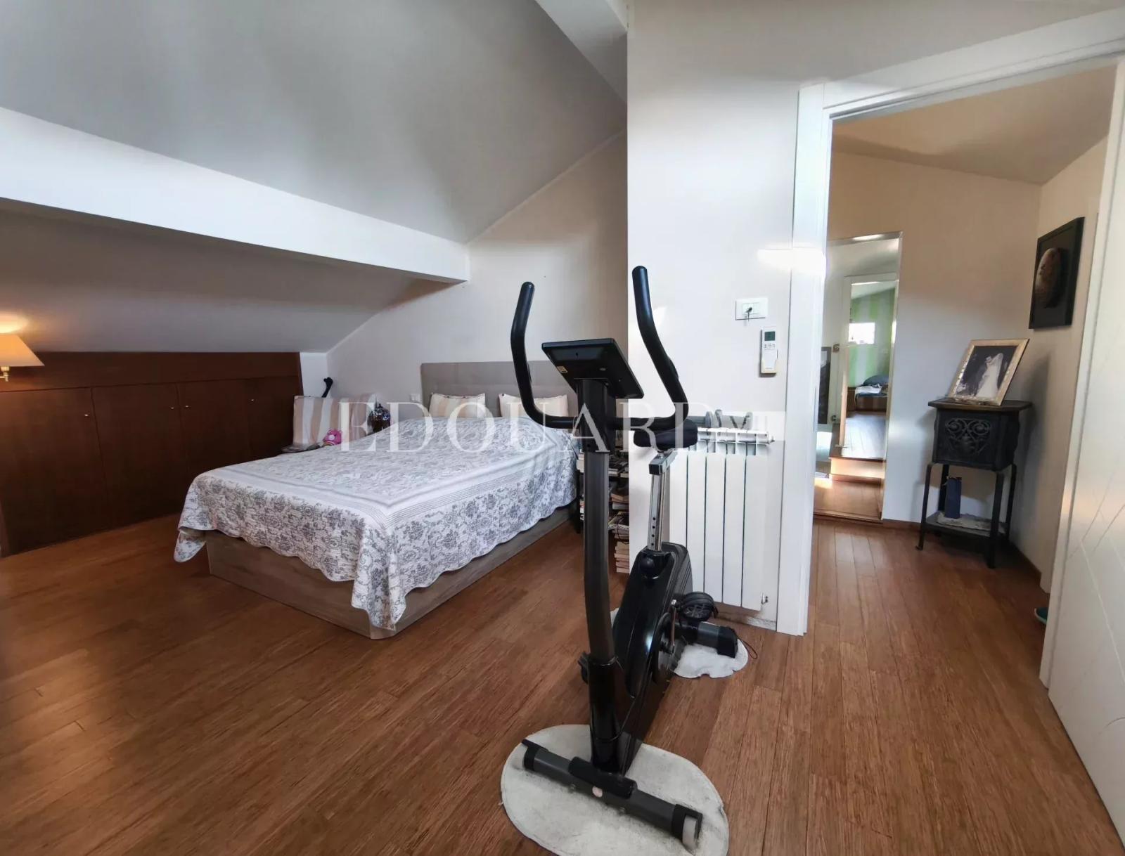 Villa indépendante à vendre, en excellent état avec piscine, jardin plat et vaste parking extérieur