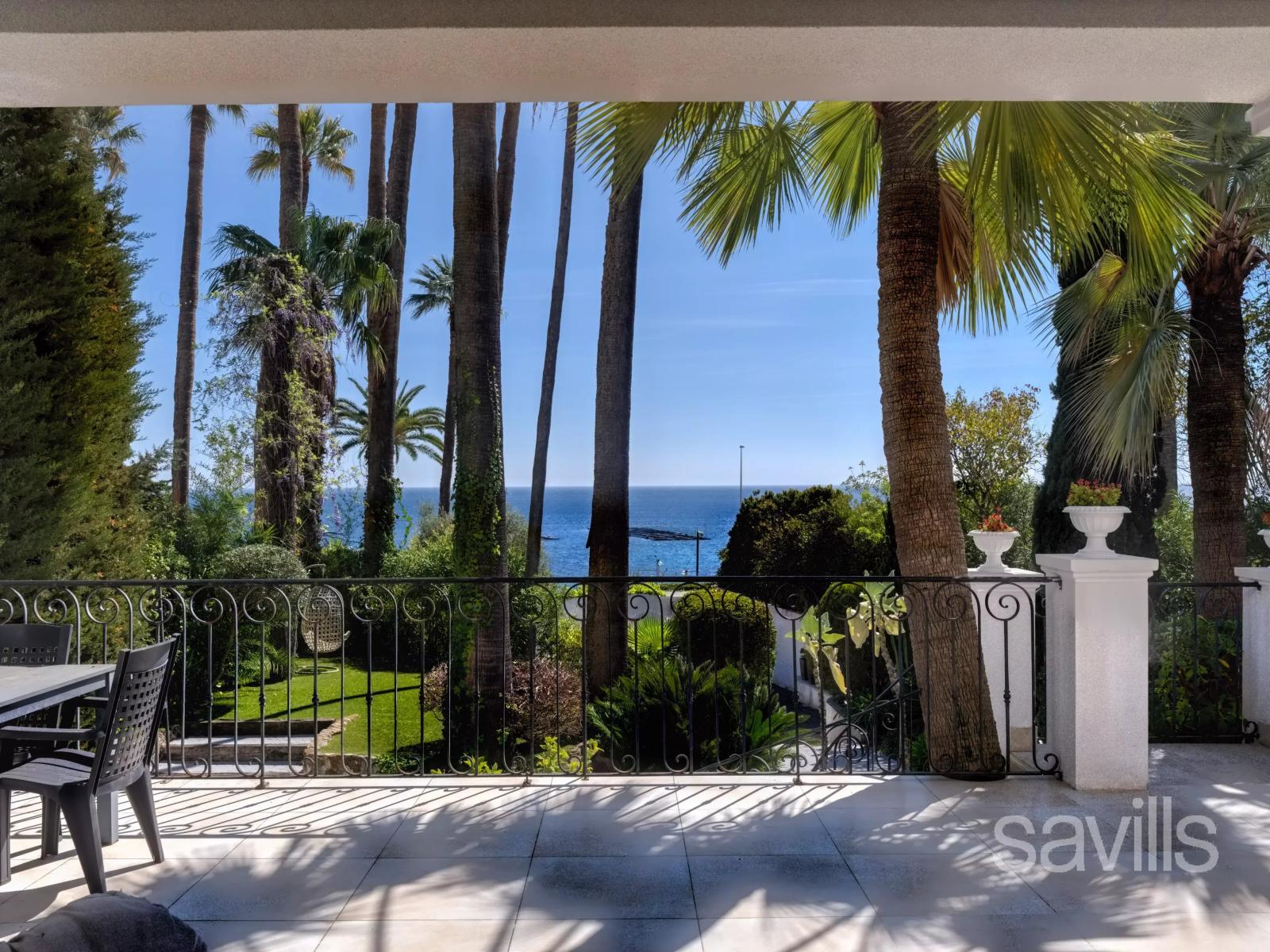 Récemment rénovée - vue carte postal sur mer et palmiers