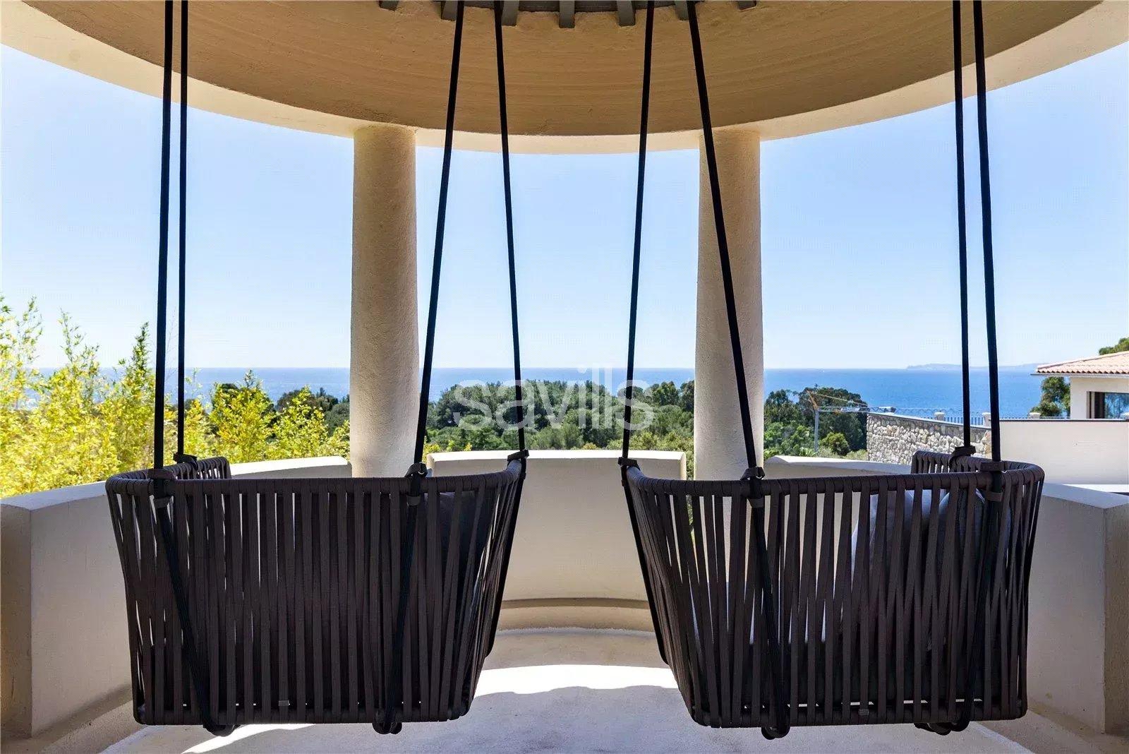 Villa contemporaine haut de gamme surplombant la mer
