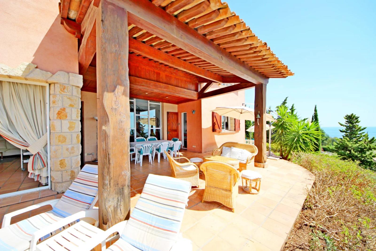 AGAY BORD DE MER ENTRE CANNES ET SAINT RAPHAEL. VILLA DE CARACTERE 10 PIECES FACE MER