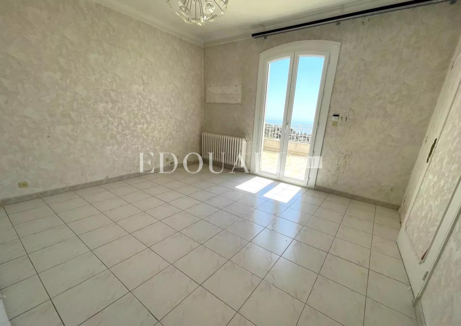 Villa à vendre avec belle vue panoramique sur la mer, grand jardin et deux parkings