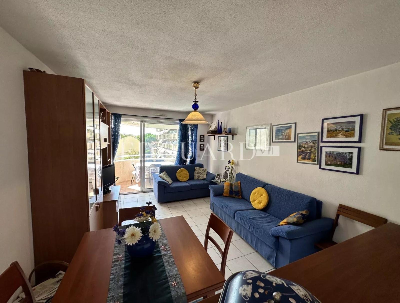 En exclusivité deux pièces en très bon état avec terrasse et cave, au troisième étage d’un immeuble récent