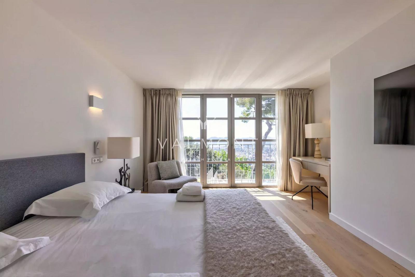 UNE ÉLÉGANTE MAISON MODERNE DE 5 CHAMBRES À CANNES