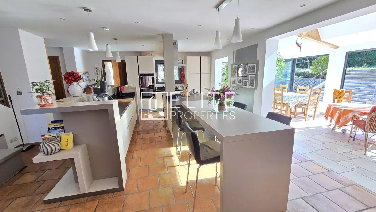 MAISON 6 PIÈCES DE 200 m² AU CALME + PISCINE – MOUANS-SARTOUX