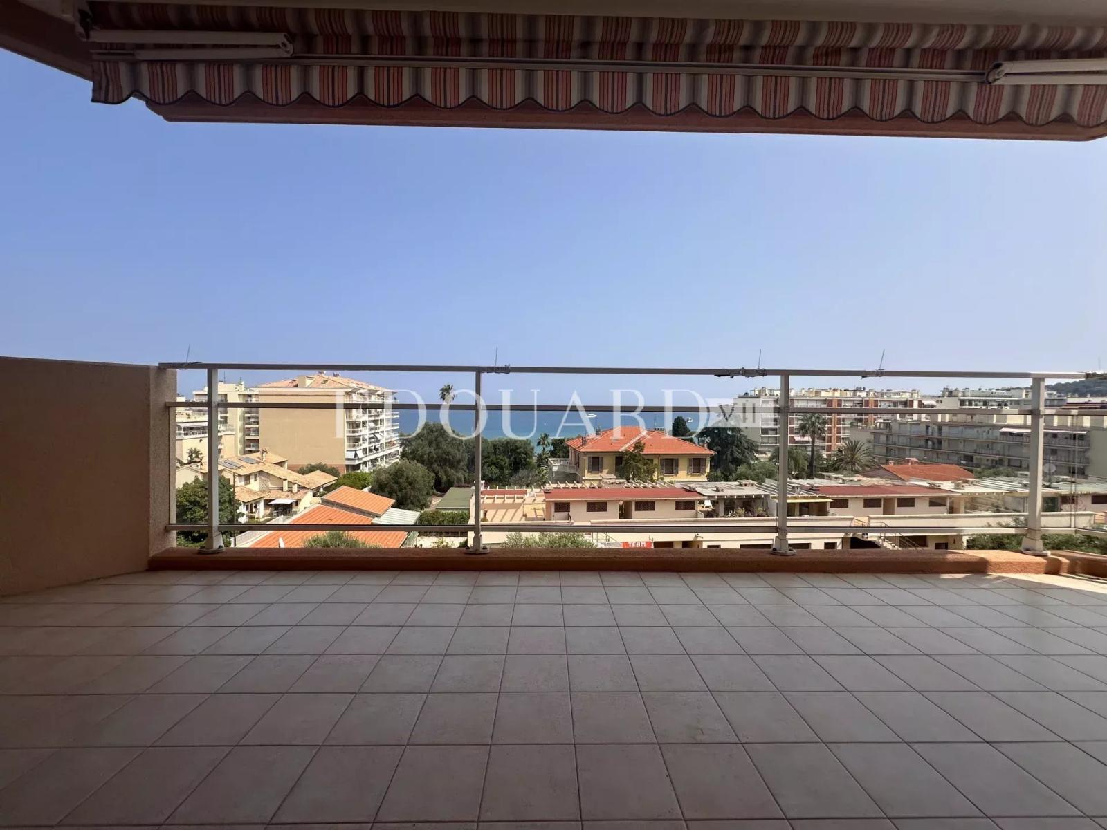 En exclusivité trois pièces avec vaste terrasse, splendide vue mer et double garage, dans immeuble de standing