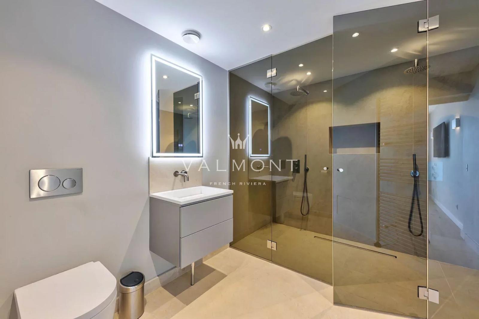 UNE ÉLÉGANTE MAISON MODERNE DE 5 CHAMBRES À CANNES