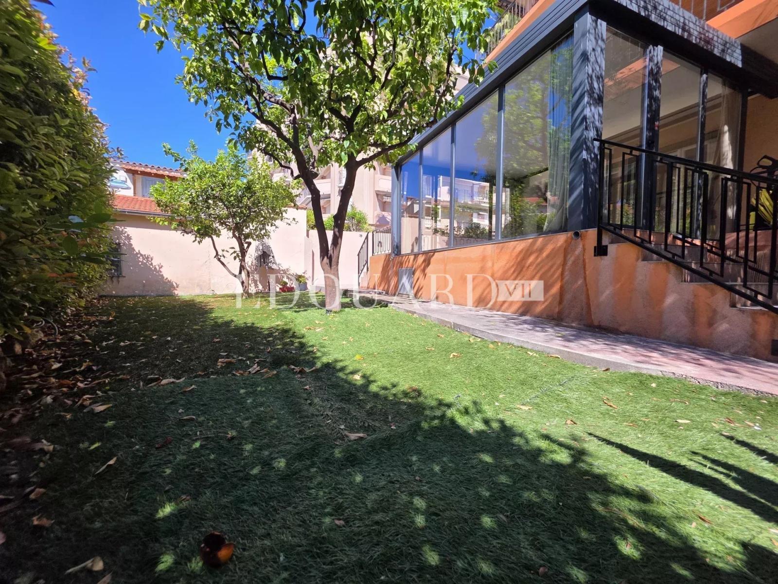 Sur la commune de Roquebrune Cap Martin, quatre pièces avec grande terrasse, vaste jardin, cave, parking