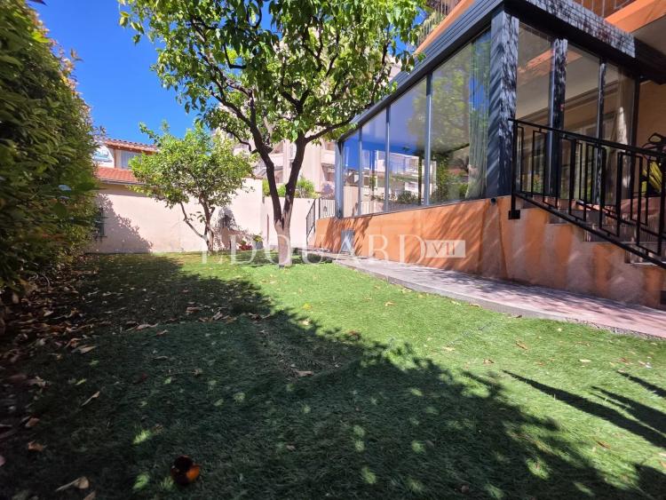 Sur la commune de Roquebrune Cap Martin, quatre pièces avec grande terrasse, vaste jardin, cave, parking