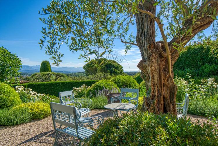 PROCHE MOUGINS –VILLA D’ARCHITECTE COUËLLE – DOMAINE DE CASTELLARAS LE VIEUX