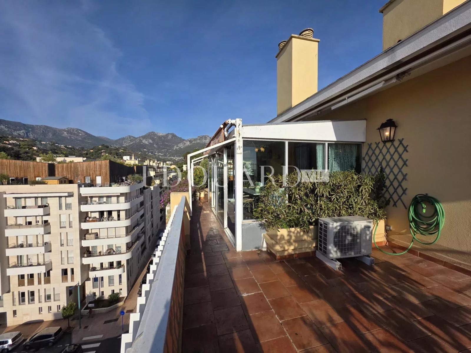 Cinq pièces en dernier étage avec vaste terrasse, belle vue mer et montagnes, cave et garage