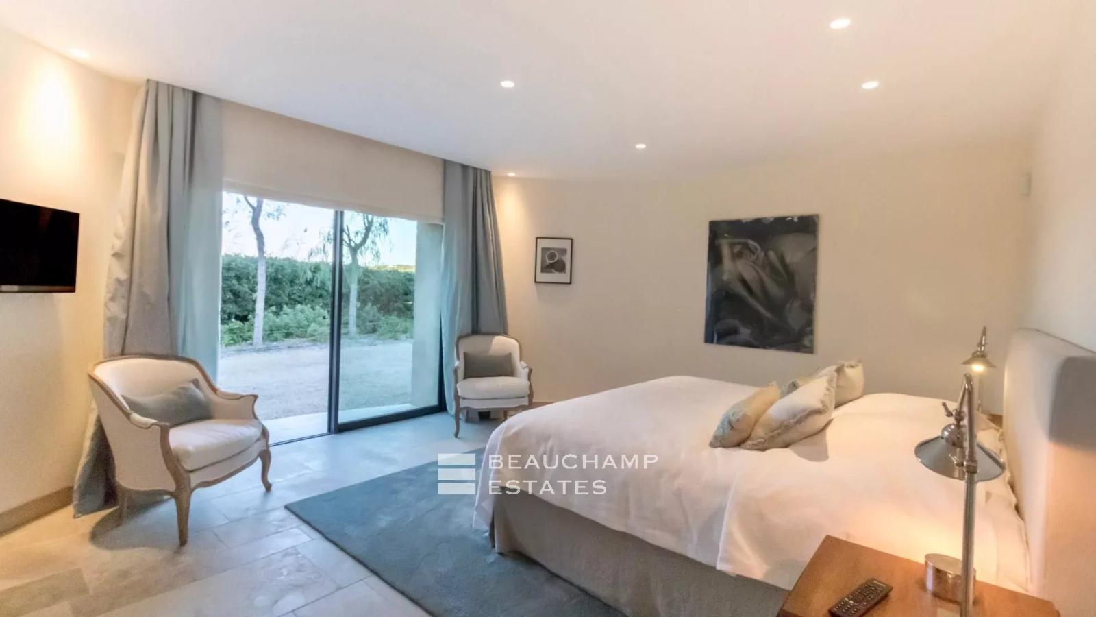 Propriété de luxe avec vue sur mer et à quelques minutes du centre ville de Saint-Tropez et des plages de Pampelonne
