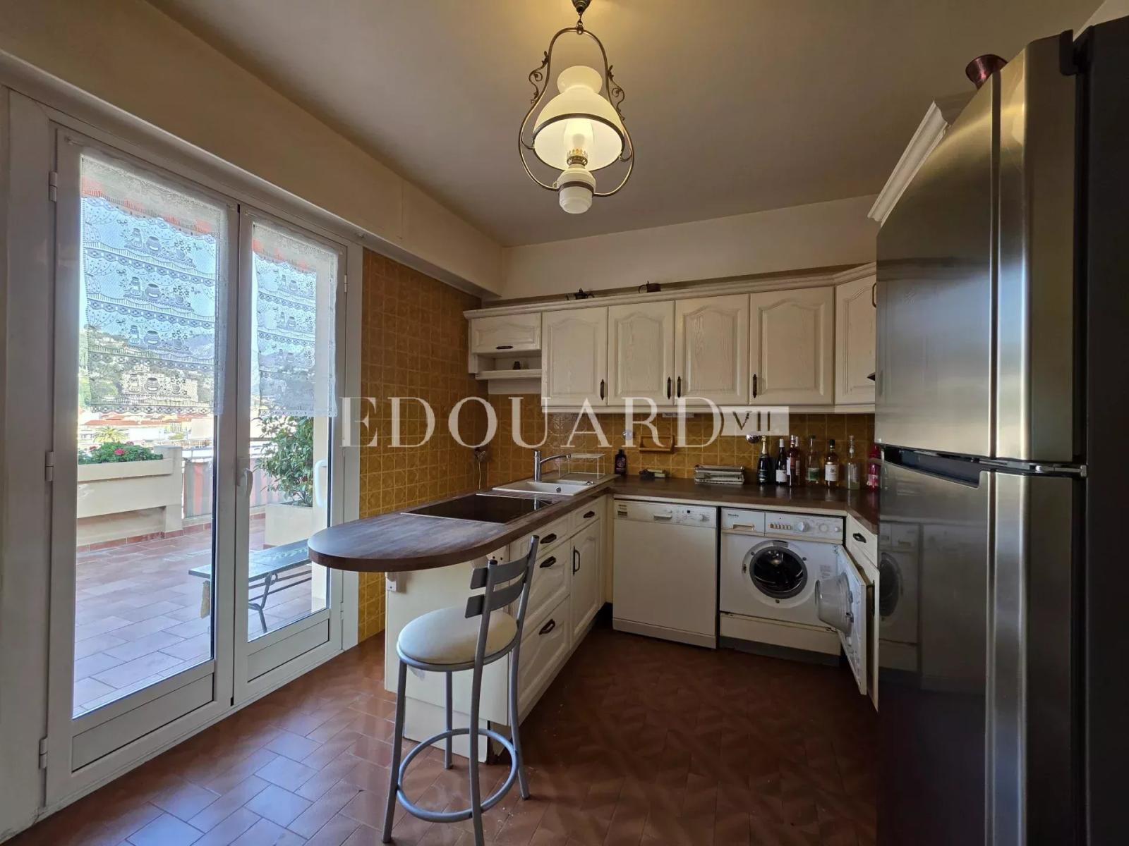 Cinq pièces en dernier étage avec vaste terrasse, belle vue mer et montagnes, cave et garage