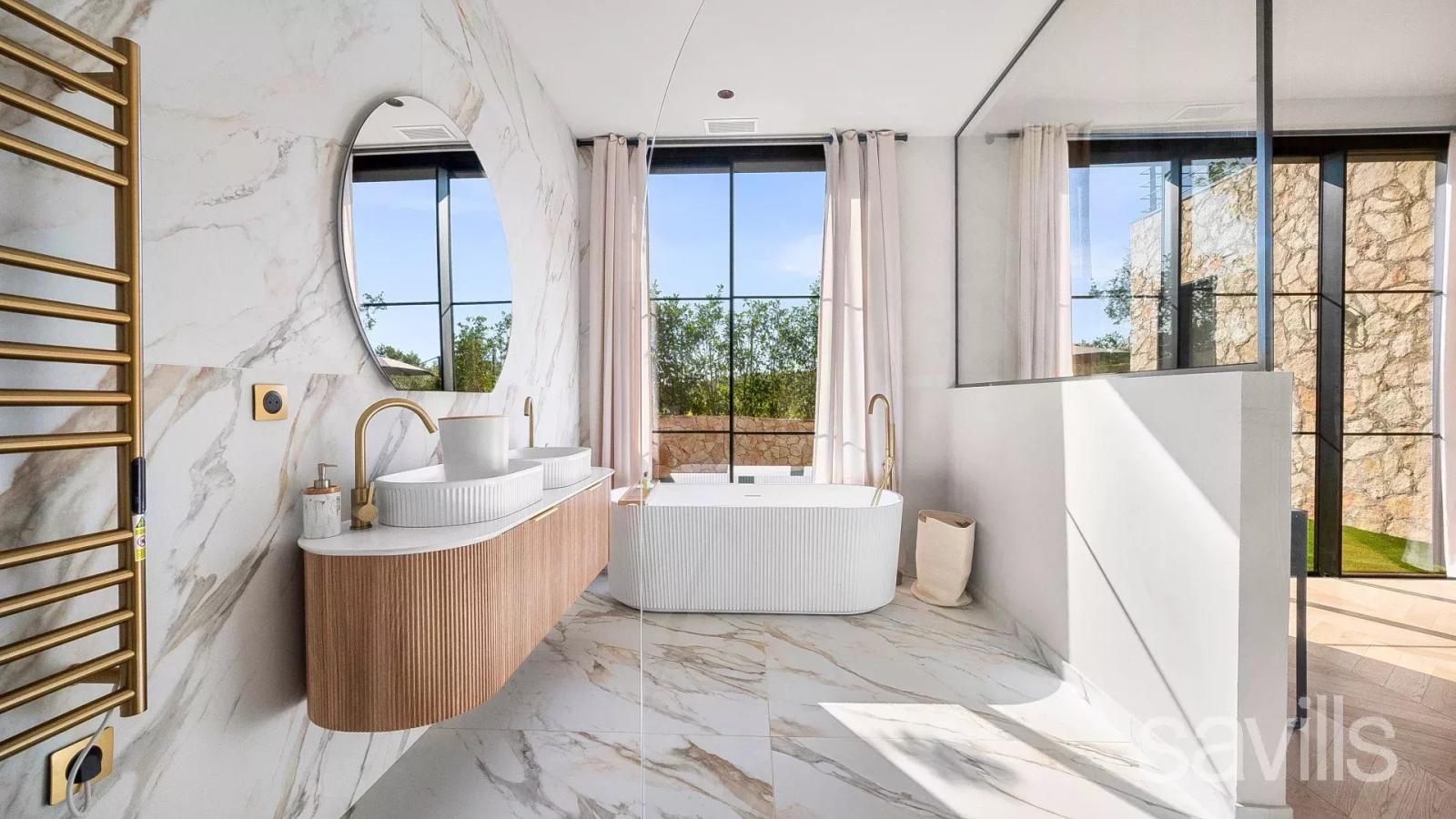 Propriété unique avec piscine et spa, dans un environnement paisible