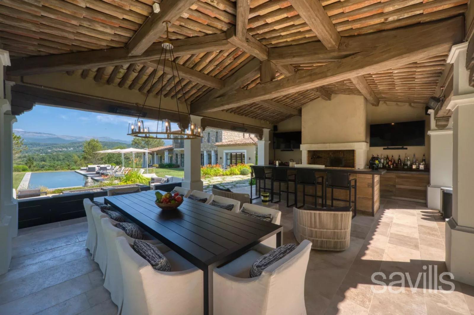 Villa de prestige avec vue panoramique.