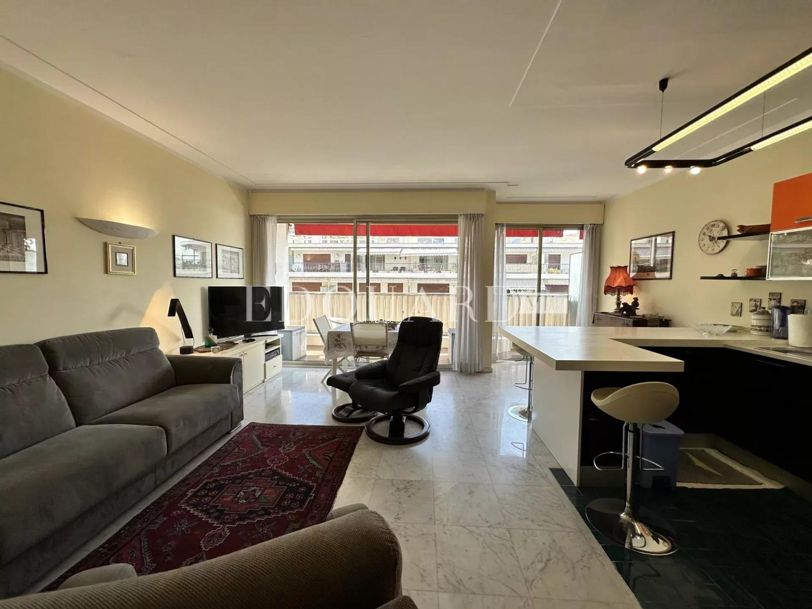 En exclusivité spacieux deux pièces en excellent état avec terrasse, agréable vue mer et possibilité parking