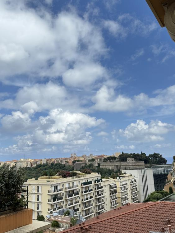 MAGNIFIQUE 4 PIECES AVEC VUE SUR LE ROCHER