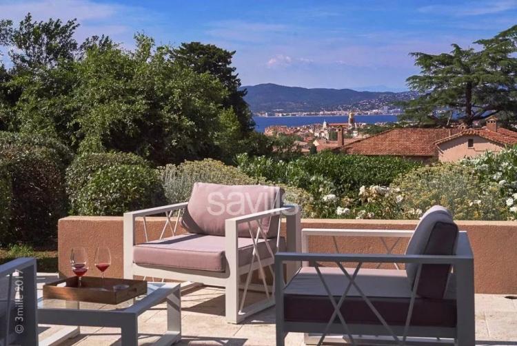 Une charmante villa surplombant le village de Saint-Tropez