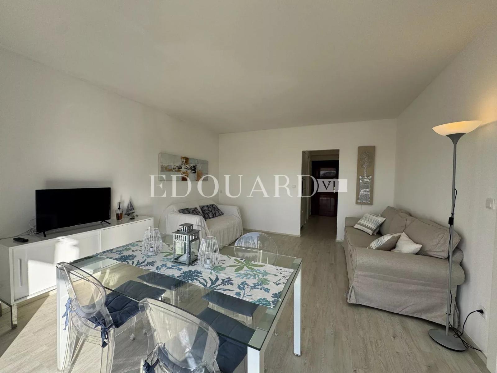 Beau deux pièces meublé à louer avec terrasse et parking, dans immeuble de grand standing