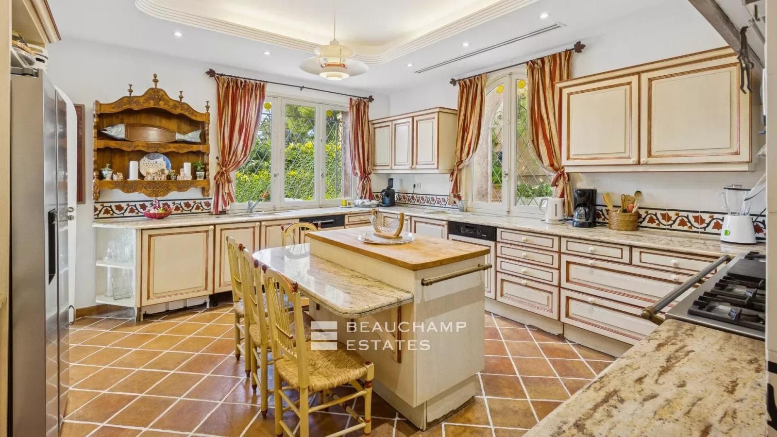 Saint-Jean-Cap-Ferrat – Villa Provençale avec Vue Mer Panoramique et Piscine Chauffée