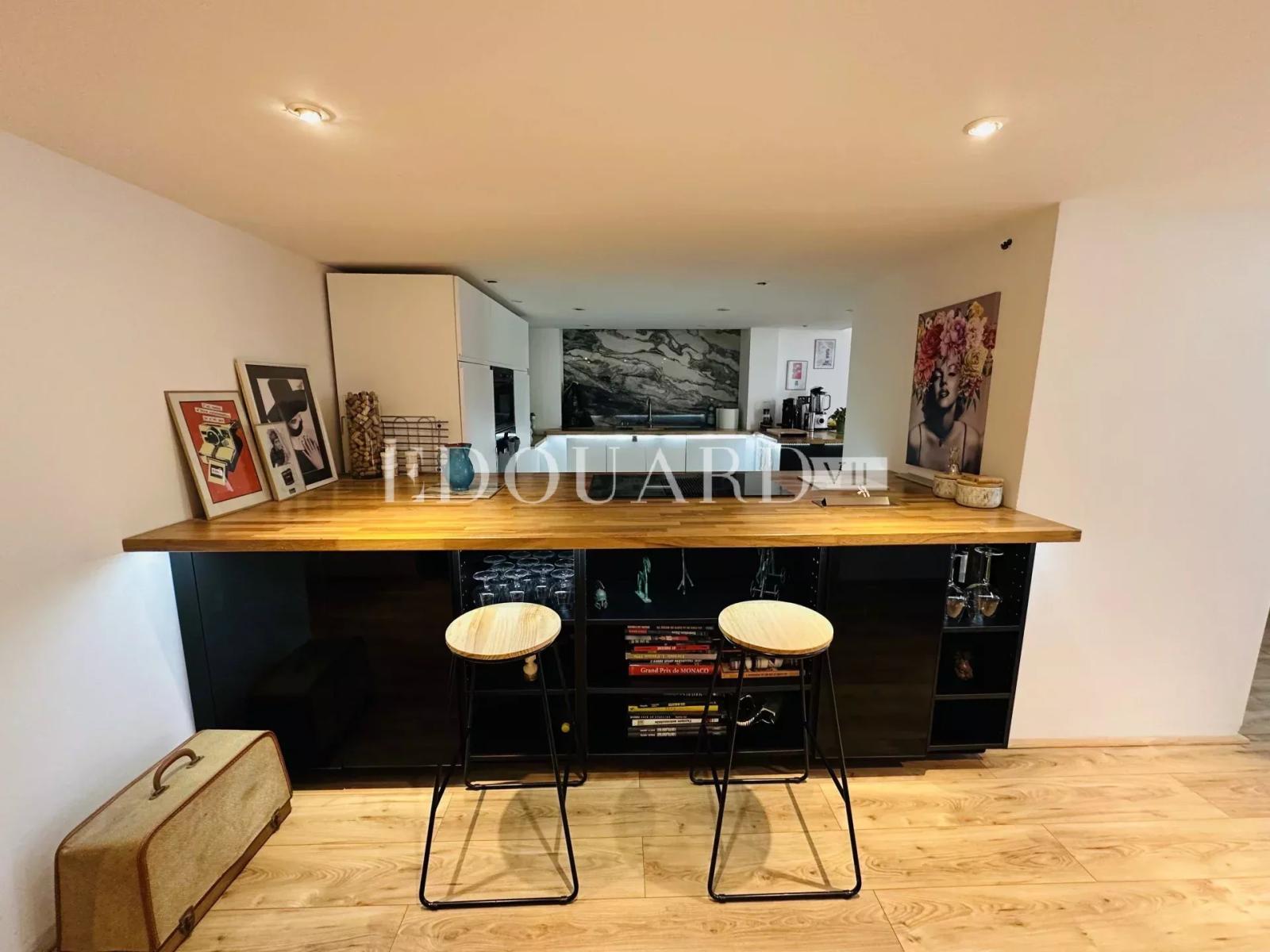 Magnifique quatre pièces entièrement rénové, au premier étage d'un immeuble classé de grand standing