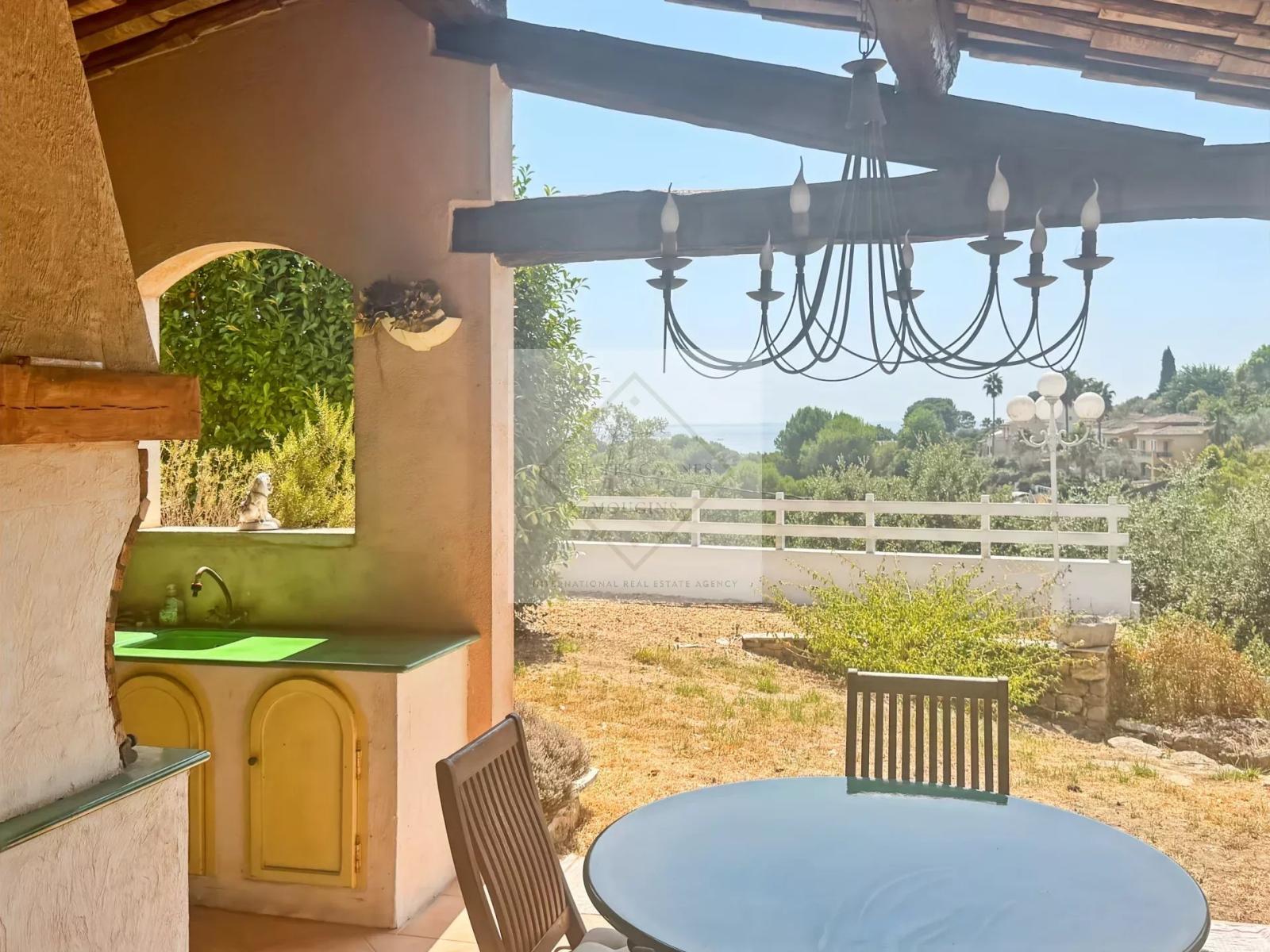 À VENDRE – VILLA DE CHARME VUE MER À ANTIBES, CALME ABSOLU