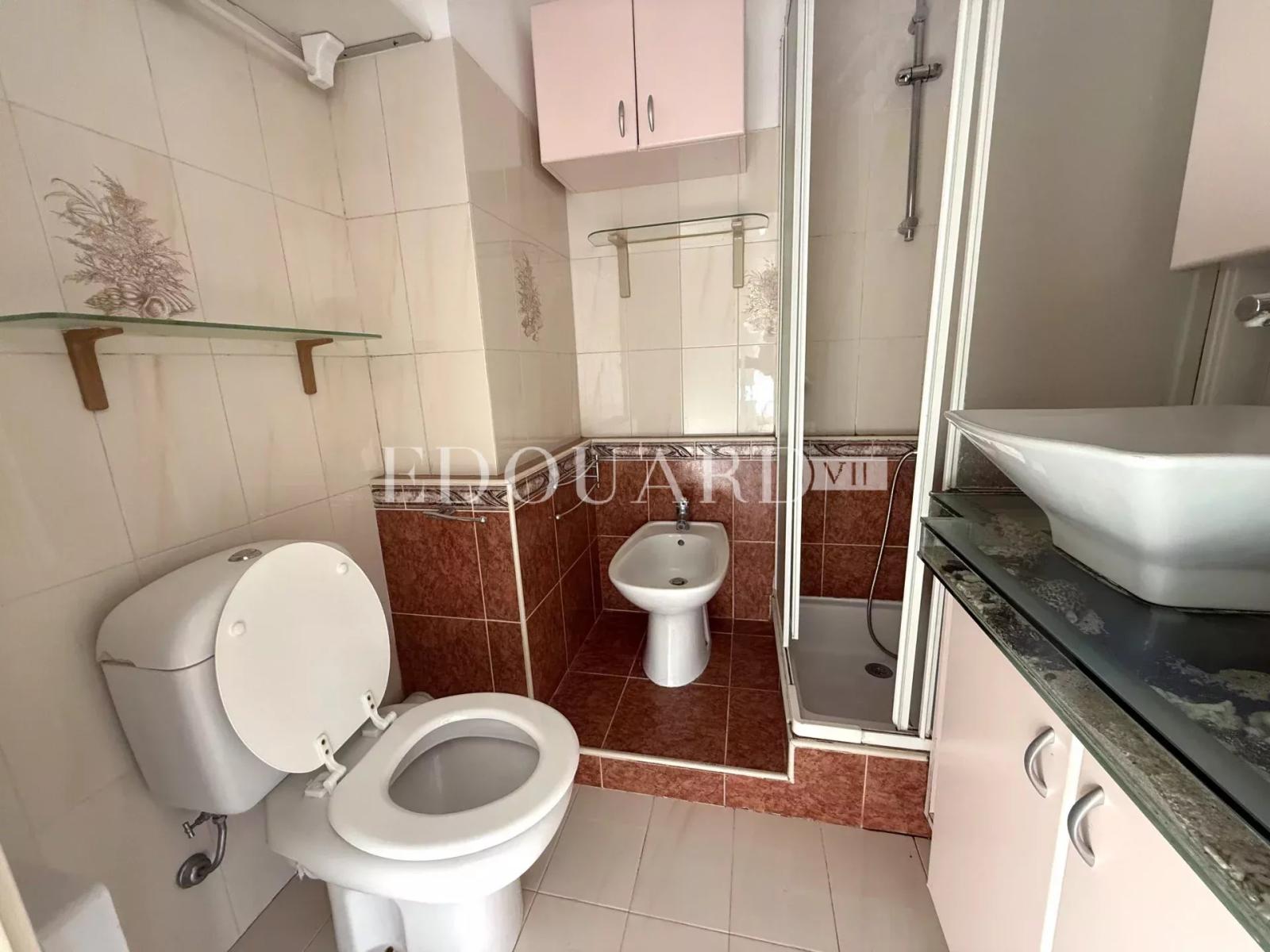 En exclusivité deux pièces avec terrasse, vue mer et parking, dans le splendide quartier résidentiel de Garavan