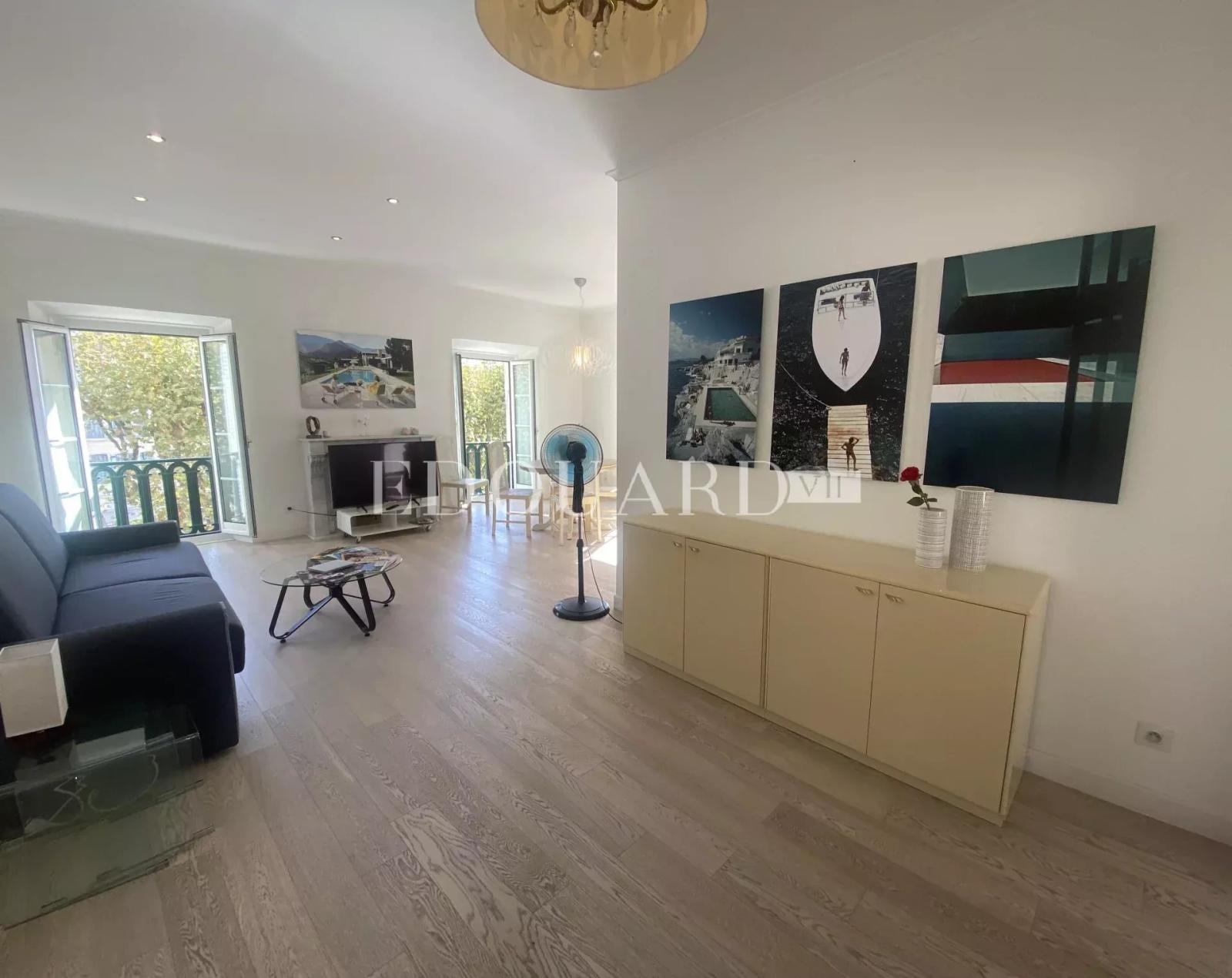 Grand deux pièces finement rénové, au dernier étage d’un joli immeuble ancien en plein centre de Menton