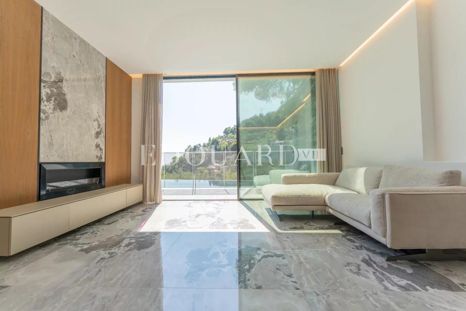 En exclusivité villa neuve avec domotique, ascenseur, grandes terrasses, piscine à débordement et belle vue mer