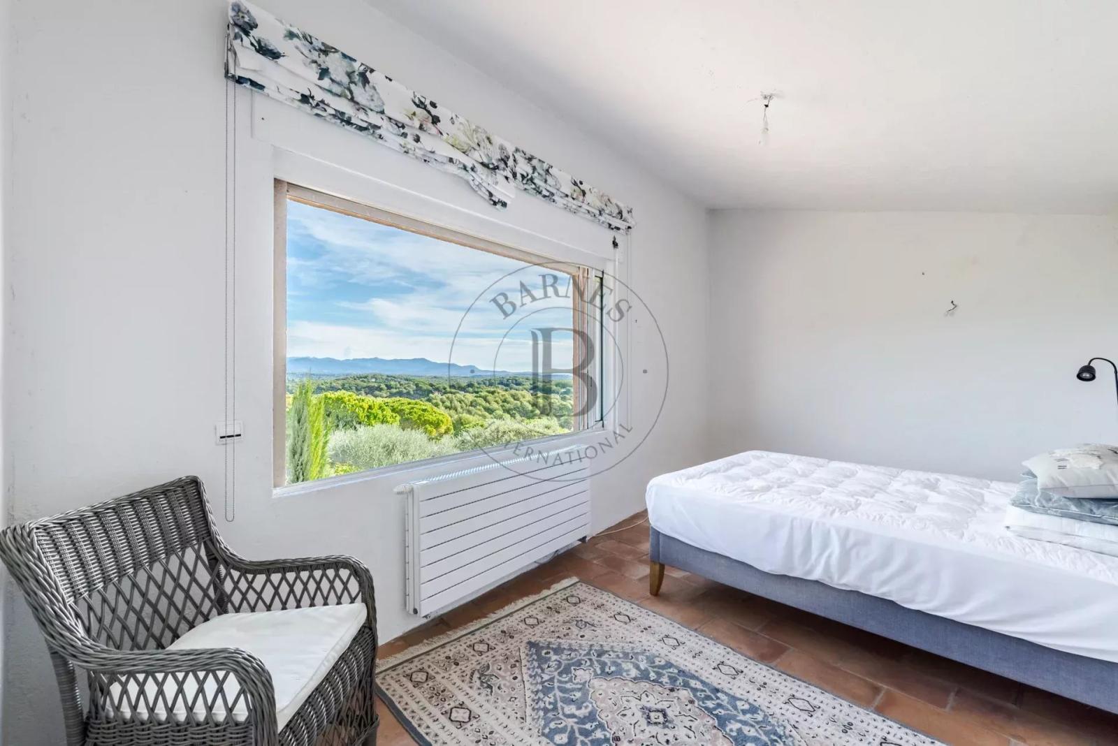 PROCHE MOUGINS –VILLA D’ARCHITECTE COUËLLE – DOMAINE DE CASTELLARAS LE VIEUX