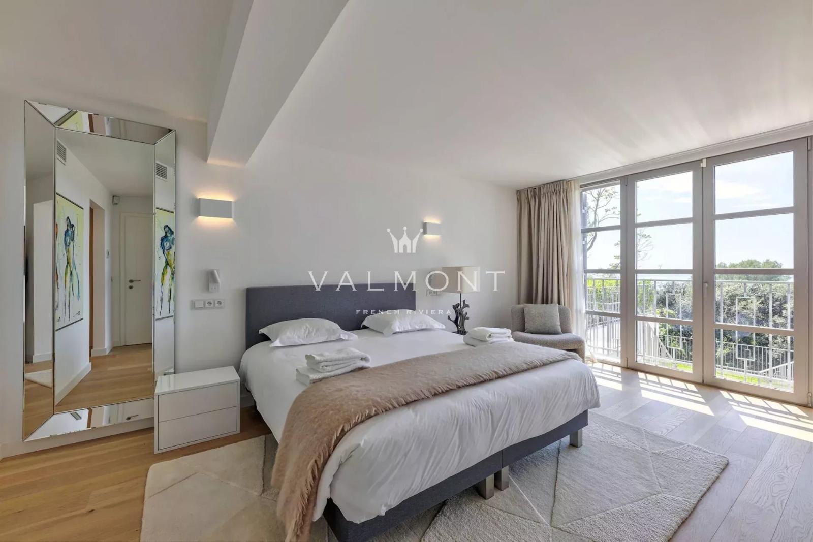 UNE ÉLÉGANTE MAISON MODERNE DE 5 CHAMBRES À CANNES