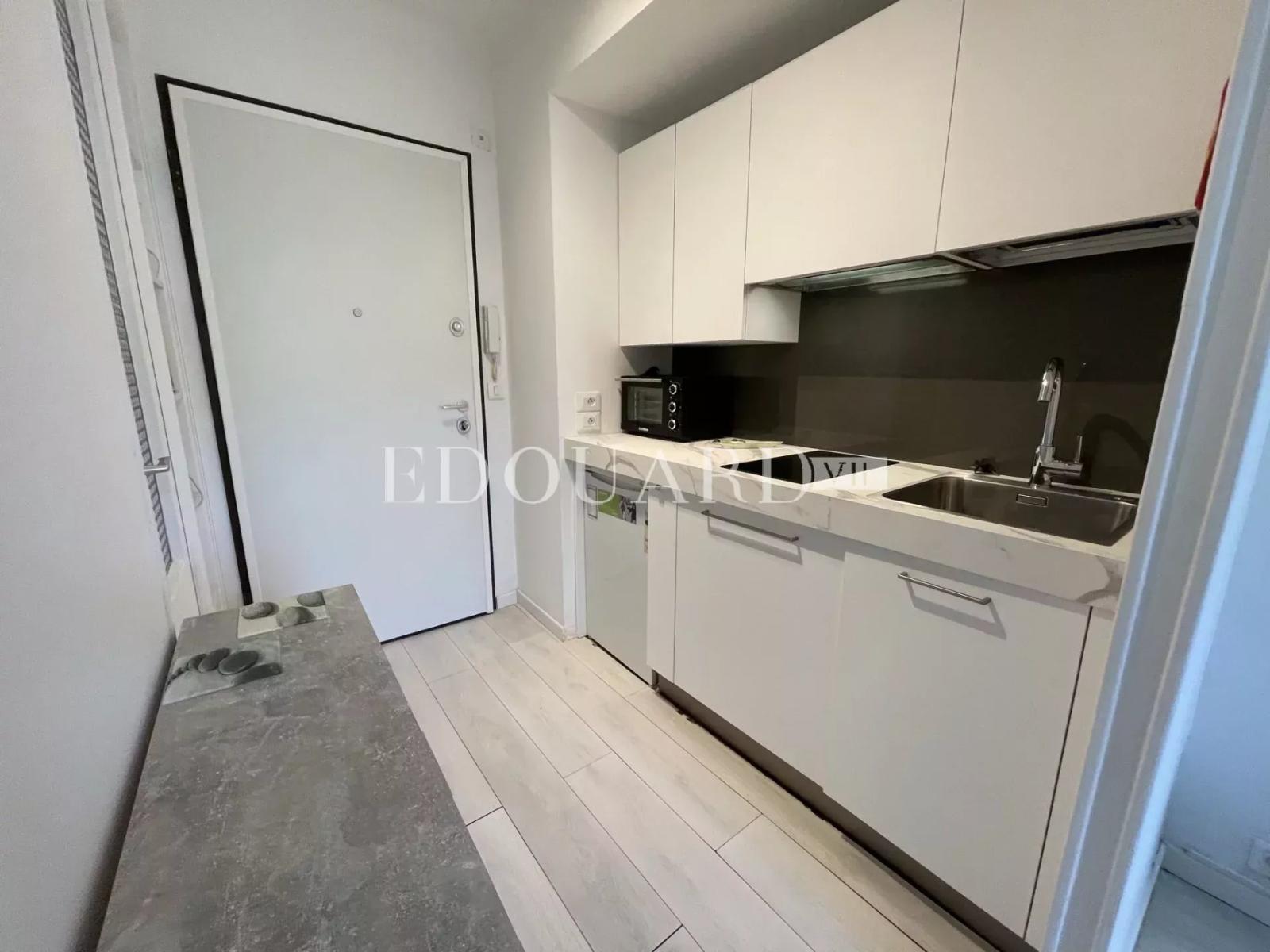 En exclusivité studio avec échappée mer, dans magnifique immeuble bourgeois en plein centre de Menton