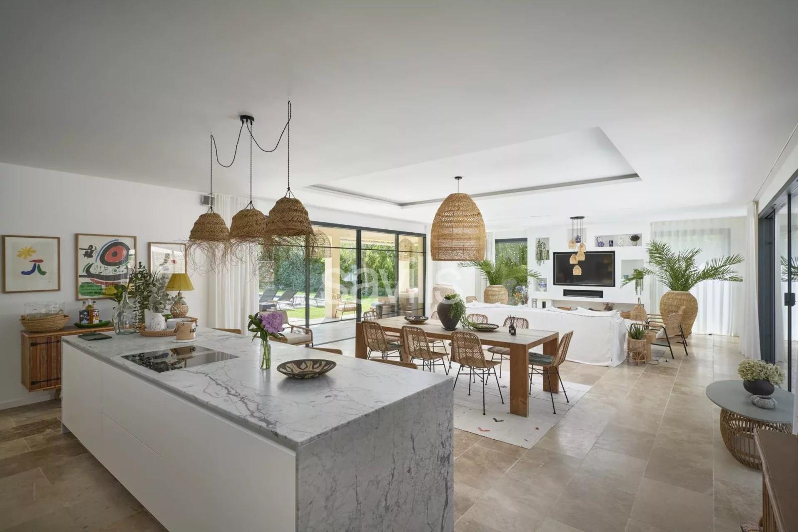 Villa moderne, cinq chambres, piscine privée et plages à 15 mins