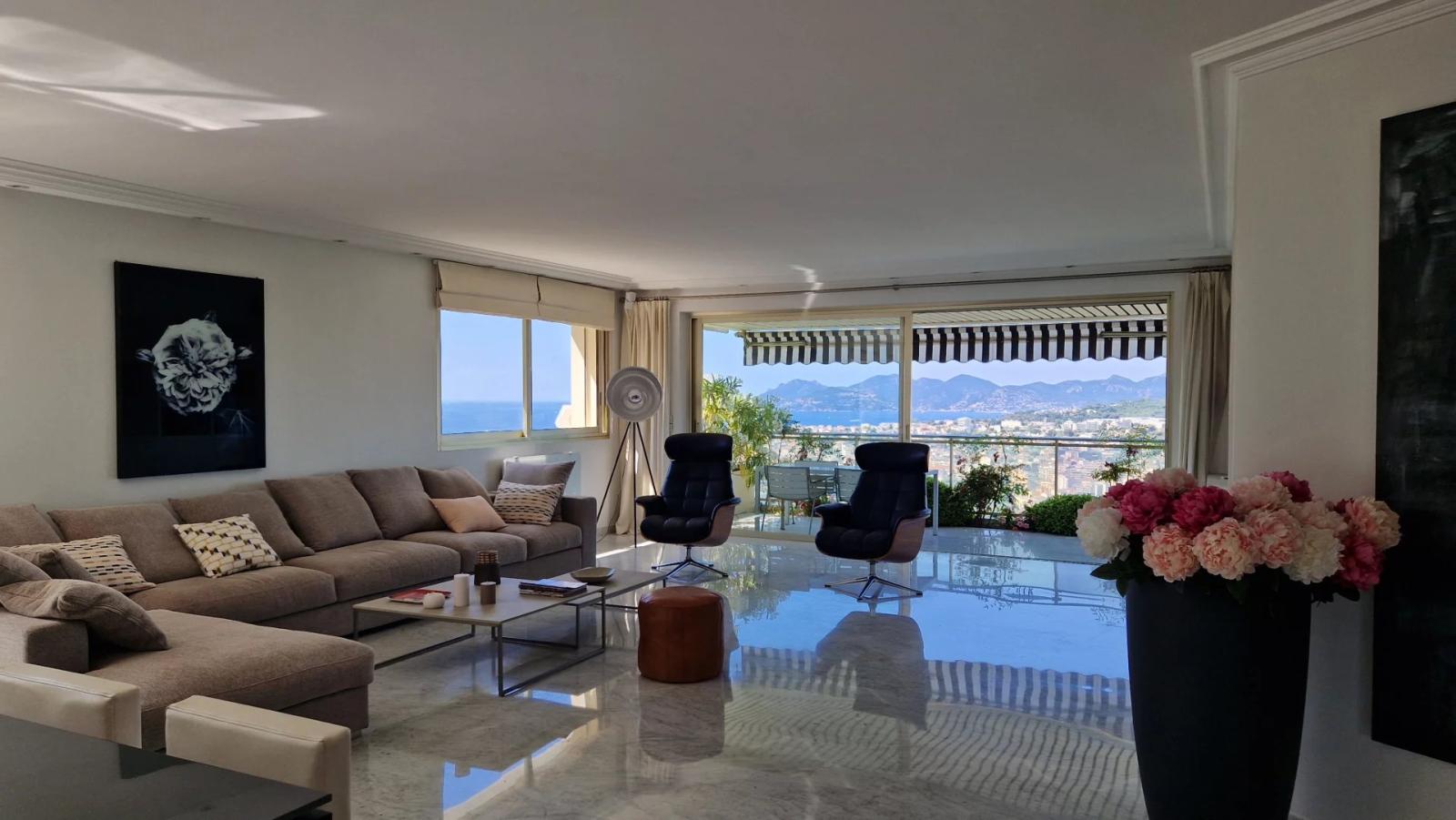 LE CANNET - GRAND APPARTEMENT T4 TRAVERSANT - PLEINE VUE MER