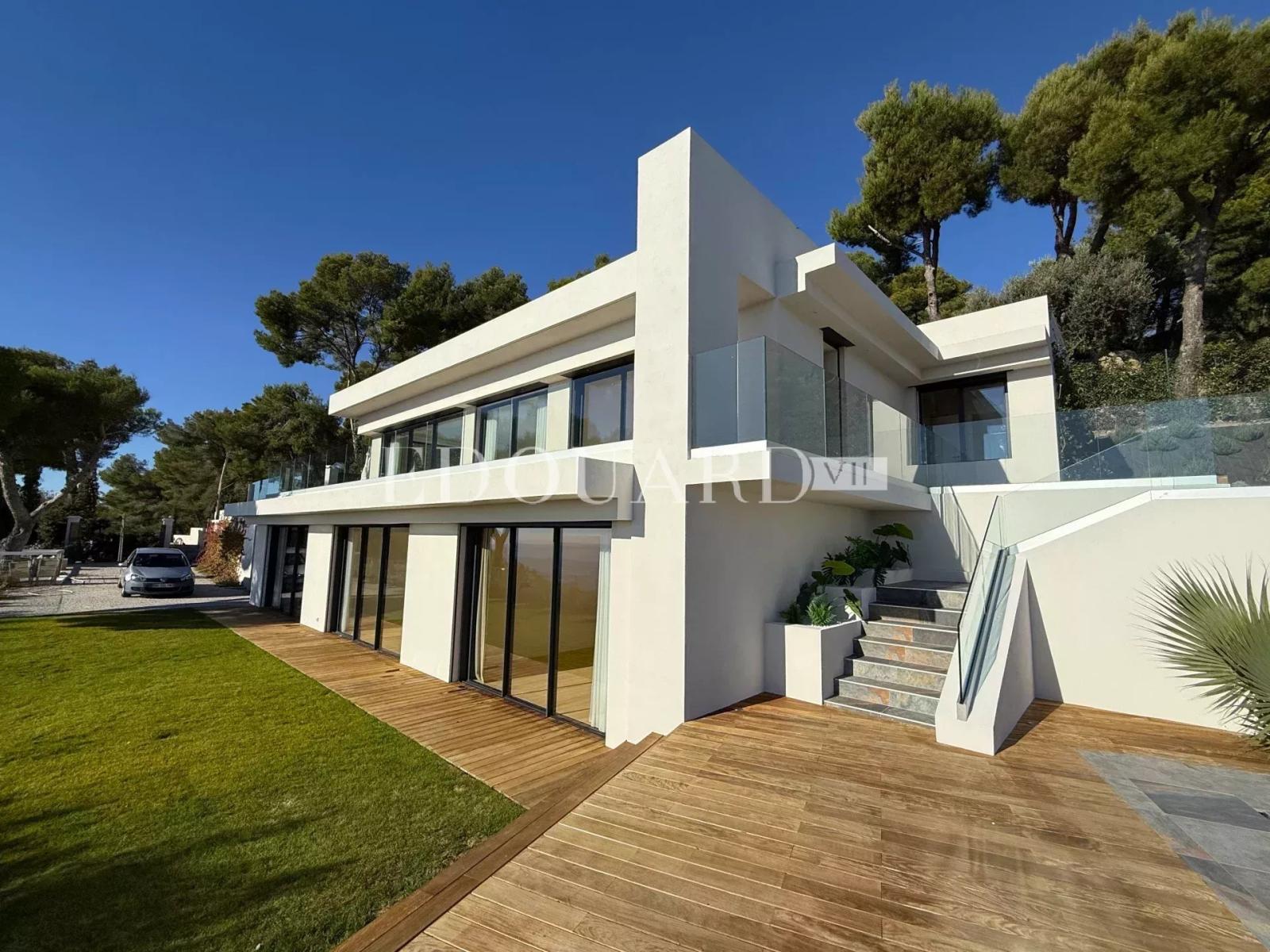 Villa entièrement rénovée avec grandes terrasses, superbe vue mer panoramique et piscine