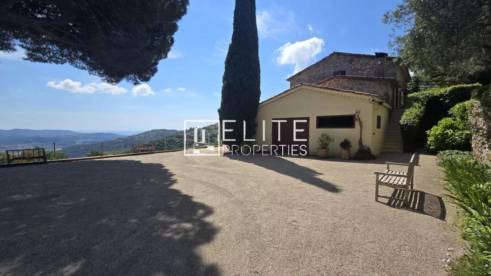 PEGOMAS - MAS DE 270m², VUE MER & TERRAIN DE 30 HECTARES