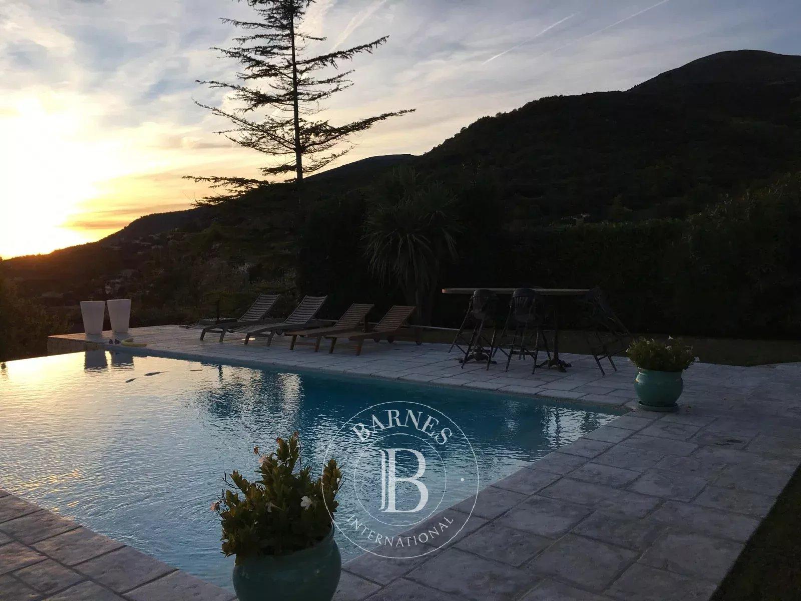 Vence – Élégante villa de plain-pied avec vue mer et collines