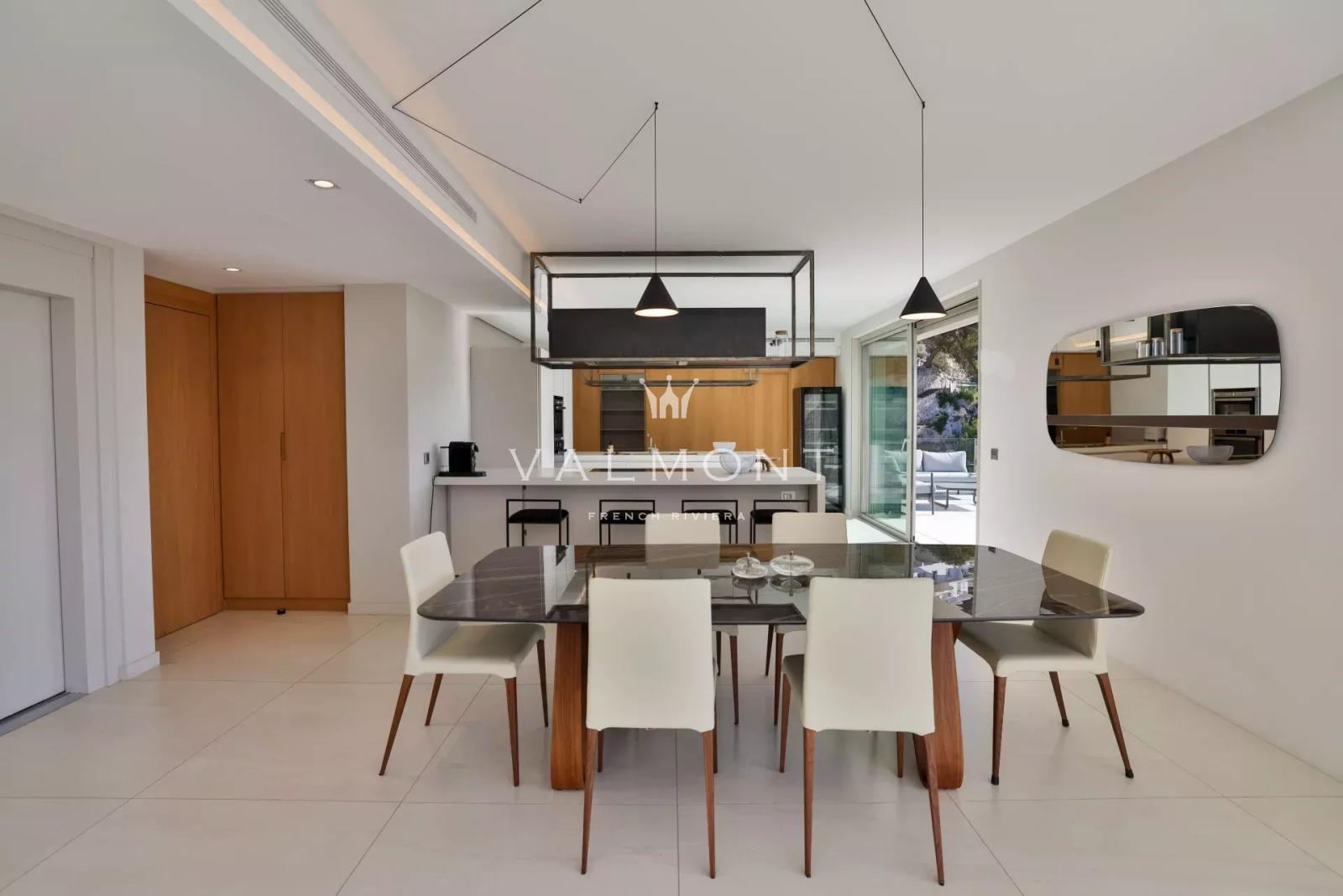 VILLA CONTEMPORAINE AVEC VUE PANORAMIQUE SUR LA MER